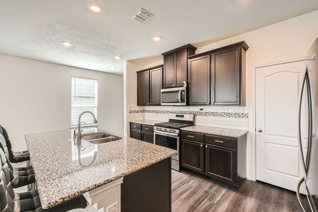 Building Photo - Convenient to Lackland!