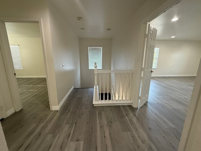 Building Photo - Large 5 bedroom / 2.5 Bathroom Perris Home