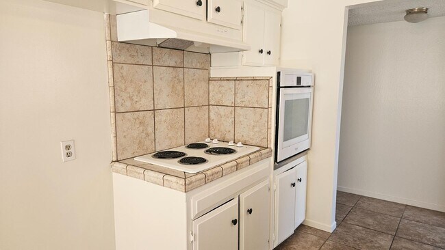 Building Photo - 956 W Antonio Dr