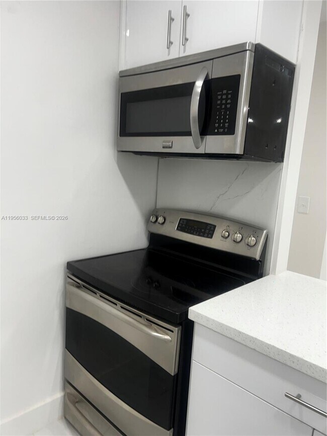 Building Photo - 9402 SW 77th Ave