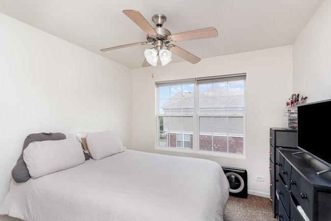Building Photo - Gorgeous 3 Bed Townhome in Orland Park