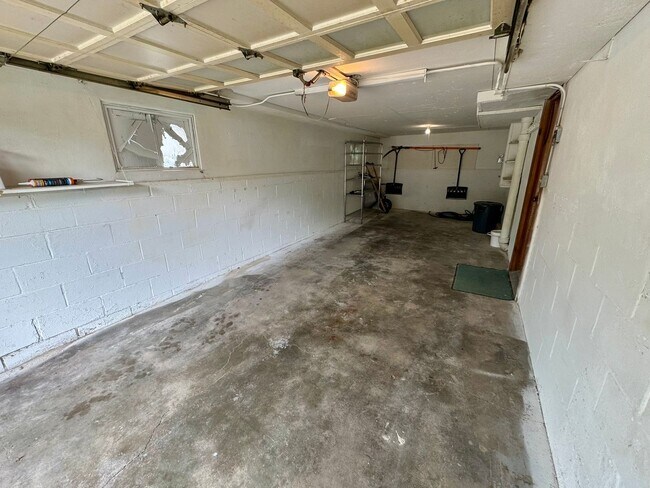 Building Photo - 2304 Clay St