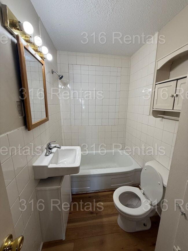 Building Photo - $1100 - 2 bed 1 bath - Single Family Home