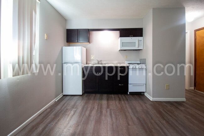 Interior Photo - ALANSCO 1016 N 47 Ave