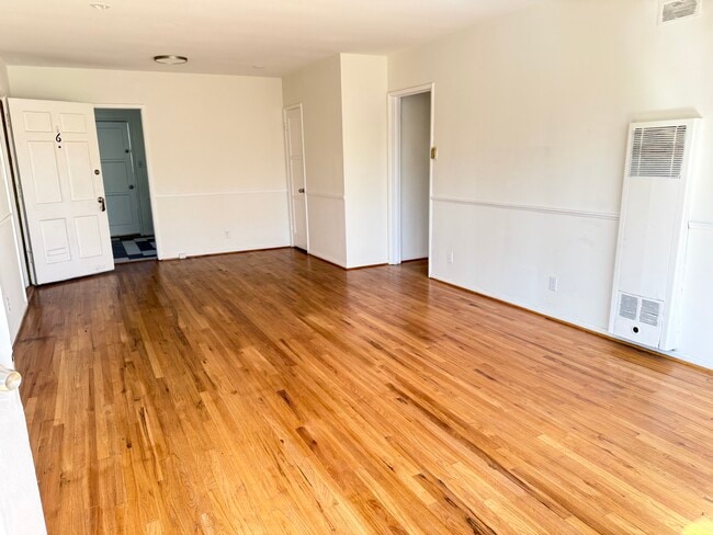 Building Photo - 408 N Doheny Dr