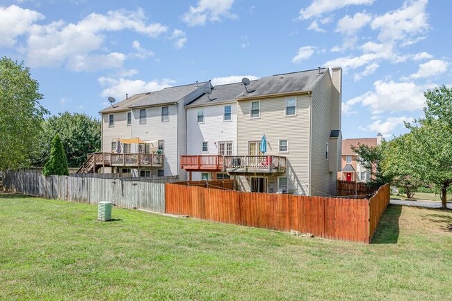 Building Photo - 204 Barrie Pl