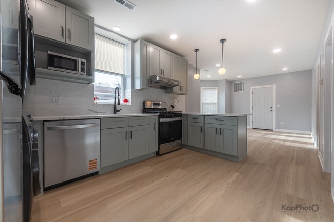 Building Photo - 2821 S Emerald Ave