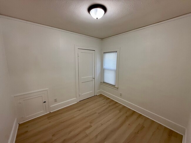 Building Photo - 146 Bondie St