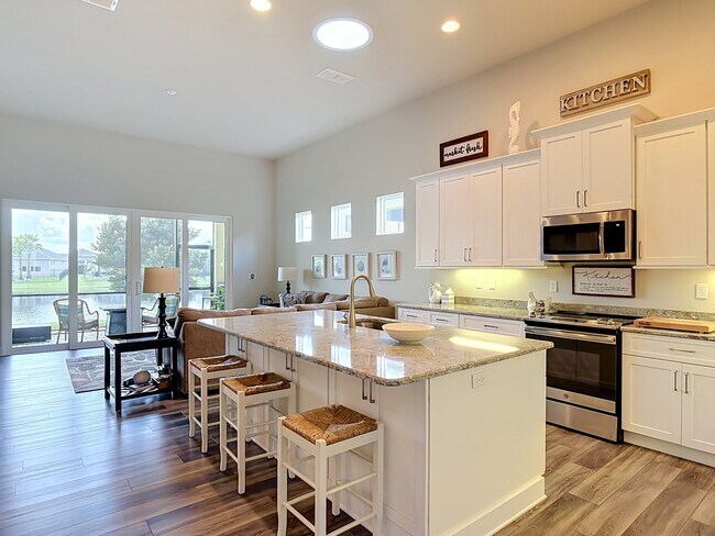 Building Photo - 3008 King Palm Dr