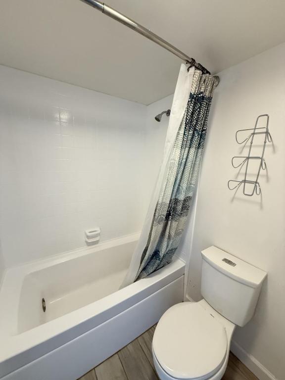 Building Photo - 1540 Riverside Dr