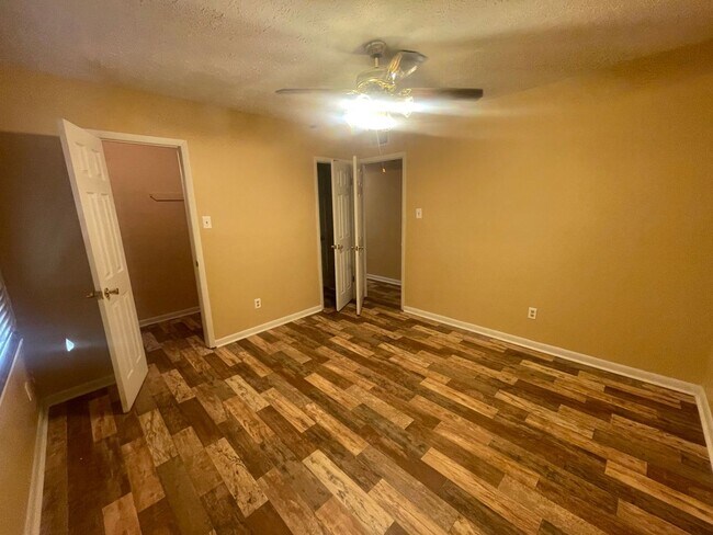 Building Photo - 917 Johnson St