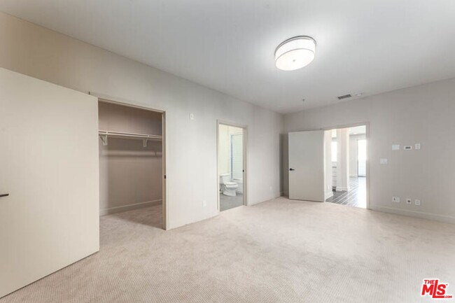 Building Photo - 10639 Woodbridge St