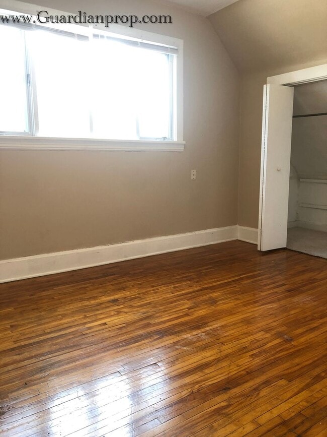 Building Photo - North Minneapolis Single Family Home, Hardwood Floors, Washer/Dryer,