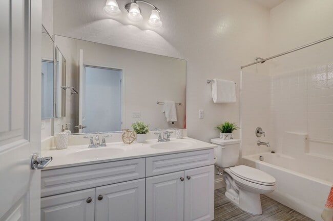 Building Photo - Luxury Single Story 3 Bedroom!