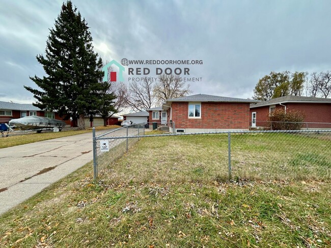 Building Photo - Spacious 4-Bedroom Apartment – Recently Re...