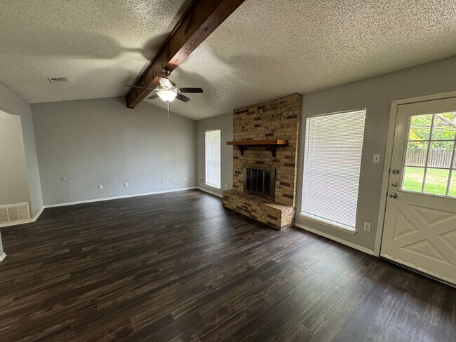 Building Photo - Midway ISD Home