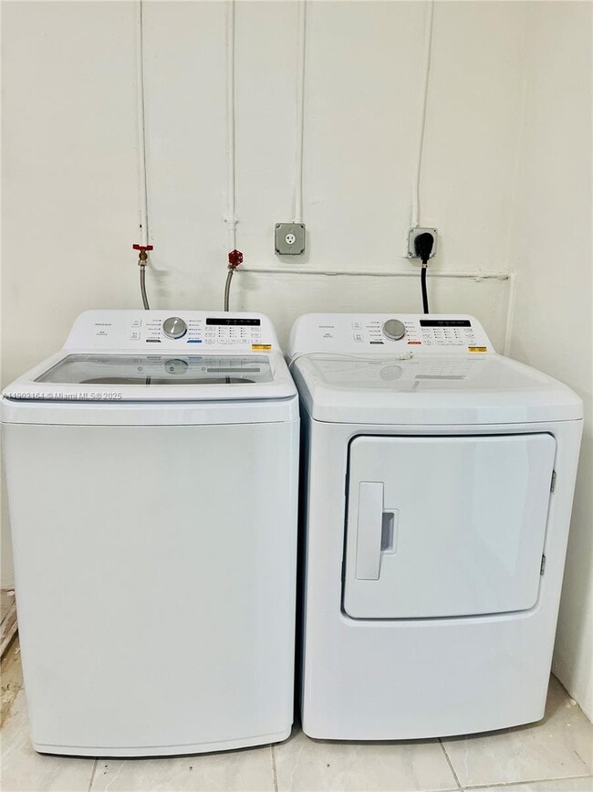 Building Photo - 10909 SW 117th Pl