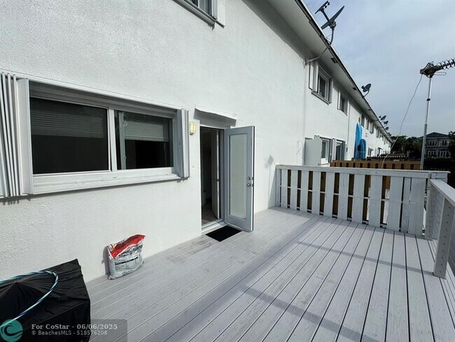 Building Photo - 1816 E Oakland Park Blvd