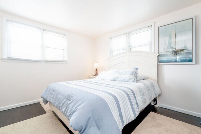 Building Photo - BEACH BLOCK - 2 Bed / 1 Bath - WINTER RENT...