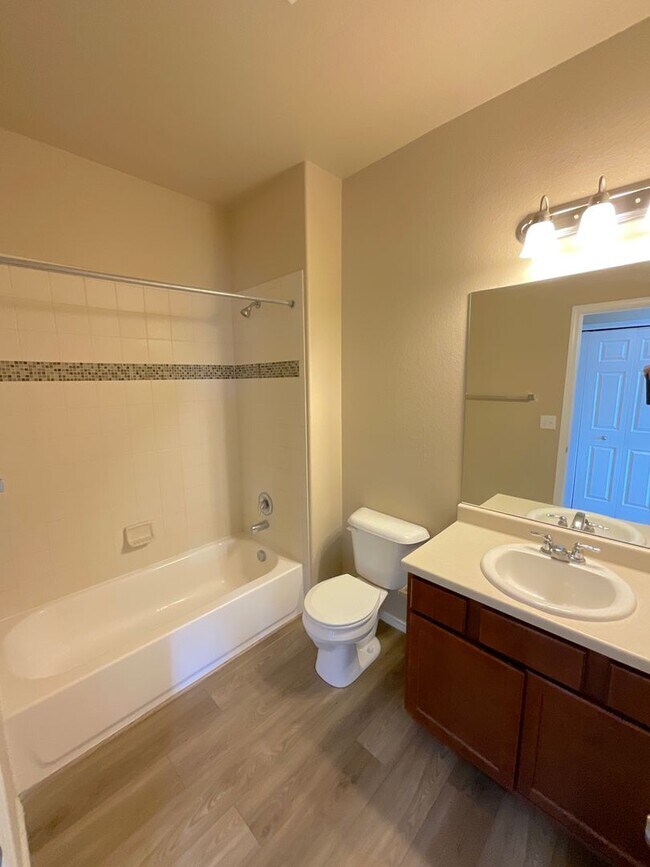 Building Photo - 3 Bedroom Townhome Available Near Constitu...