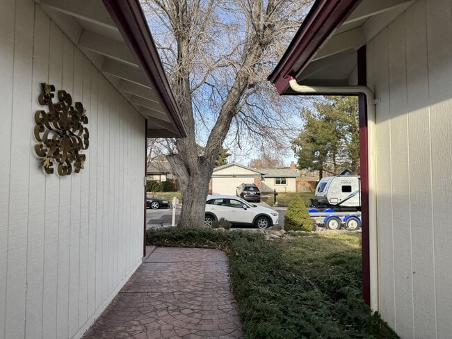 Building Photo - 1855 King Edward Dr