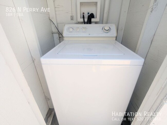 Building Photo - 826 N Perry Ave