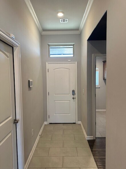 Building Photo - 10505 Turtle Back Dr