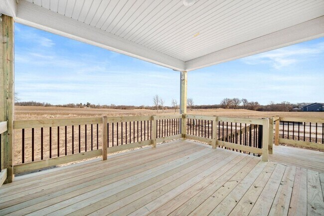 Building Photo - 3 Bedroom Townhome Available November 5th,...