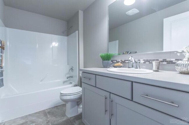 Building Photo - Newer Redmond Home with Extended 2 Car Gar...