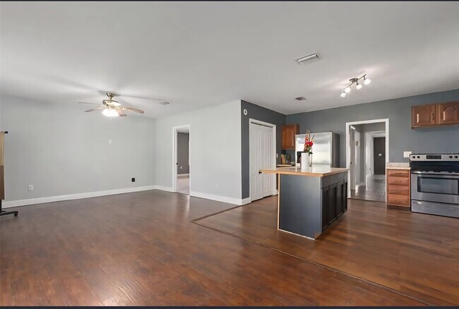 Building Photo - 3106 E Trapnell Rd
