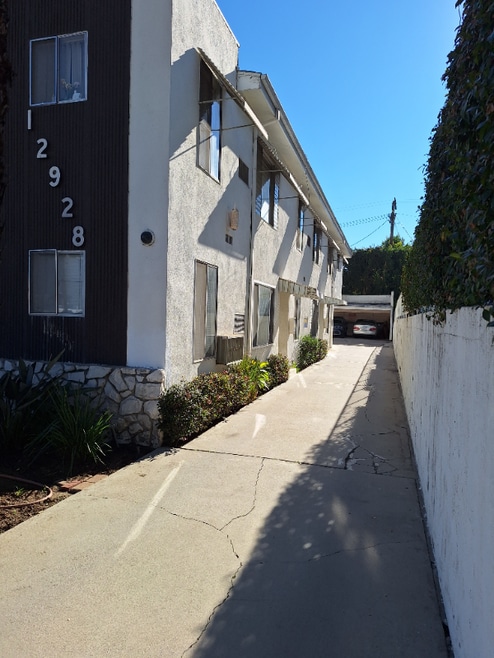 Building Photo - 12928 Moorpark St