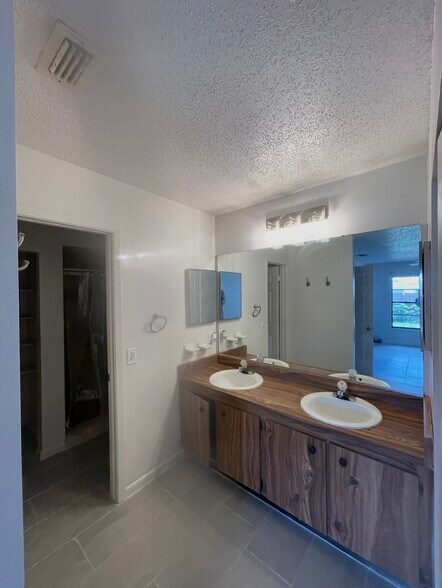 Building Photo - 10557 Parkcrest Dr