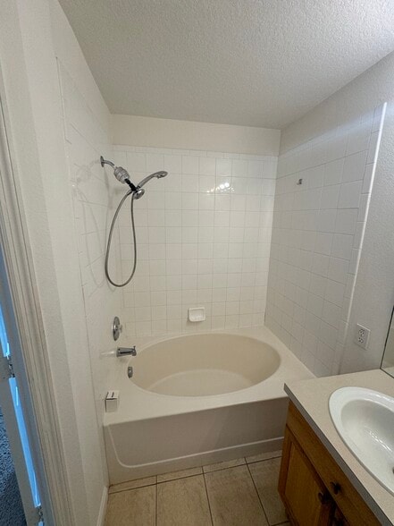 Building Photo - 2368 Silver Palm Dr