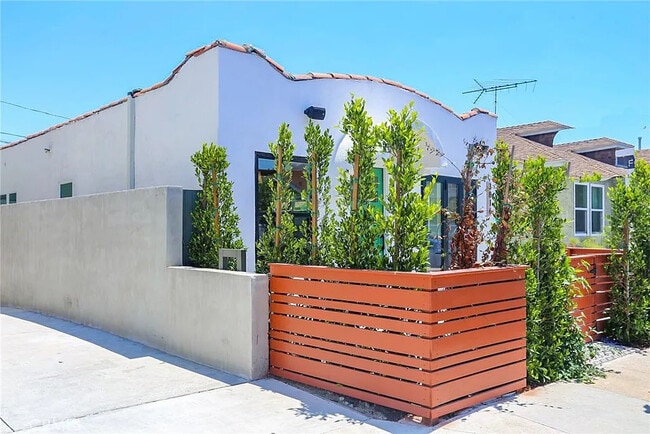 Building Photo - 3816 Goldwyn Terrace