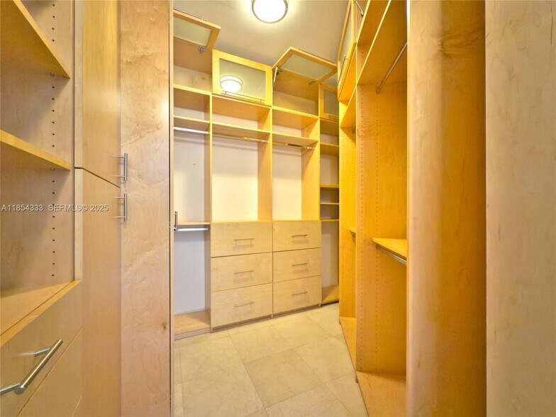 Building Photo - 848 Brickell Key Dr