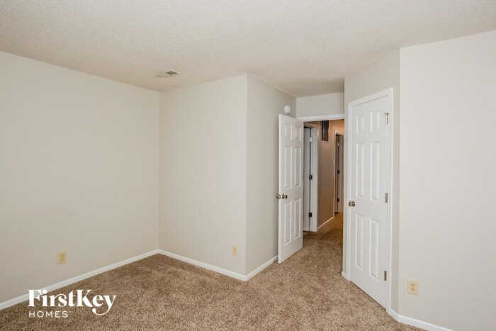 Building Photo - 5744 N Jefferson Dr