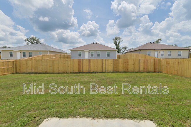 Building Photo - 829 Pine Tree Rd