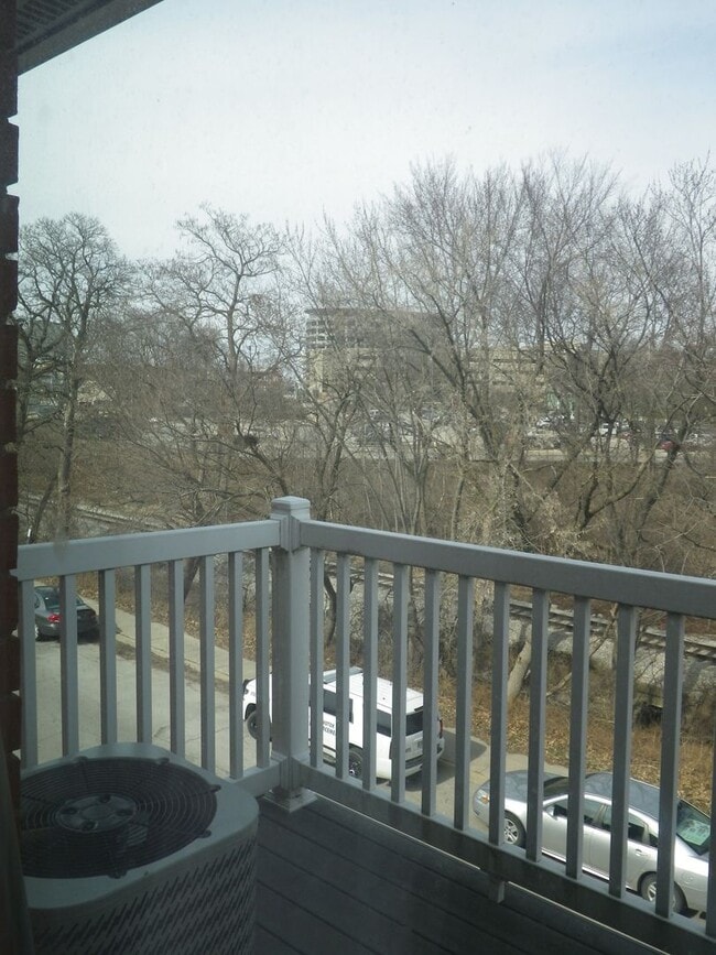 Building Photo - Cozy 2 Bedroom 2 Bath Condo in Iowa City!