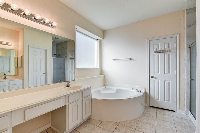 Building Photo - 8918 Cade Dr