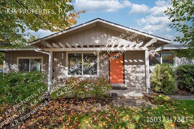 Building Photo - Charming Single-Level Ranch Home in Vibran...