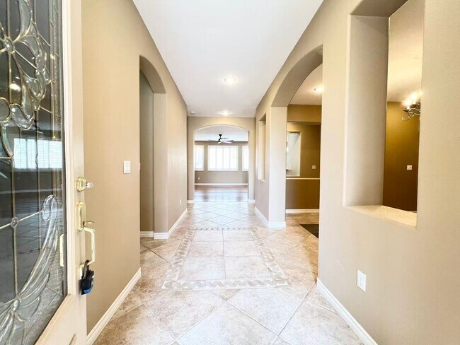 Building Photo - Welcome to the gorgeous home in Rhode Ranch