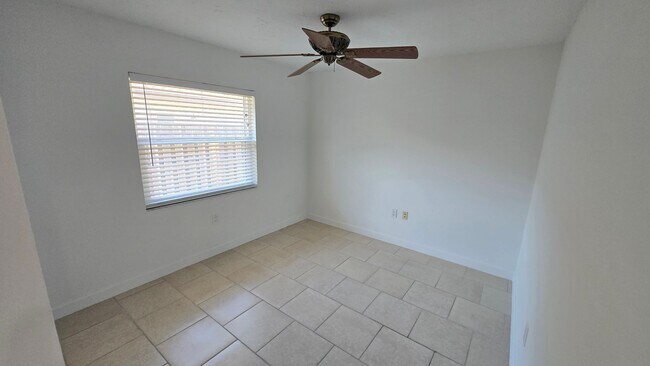 Building Photo - Charming 2BR/2BA + 1 car garage with Large Backyard in Sarasota