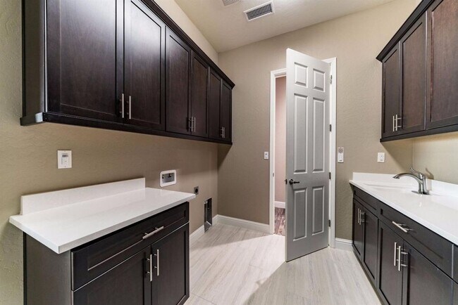 Building Photo - Custom Granville Built Home for Rent in Ol...