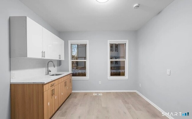 Building Photo - 303 Poplar St