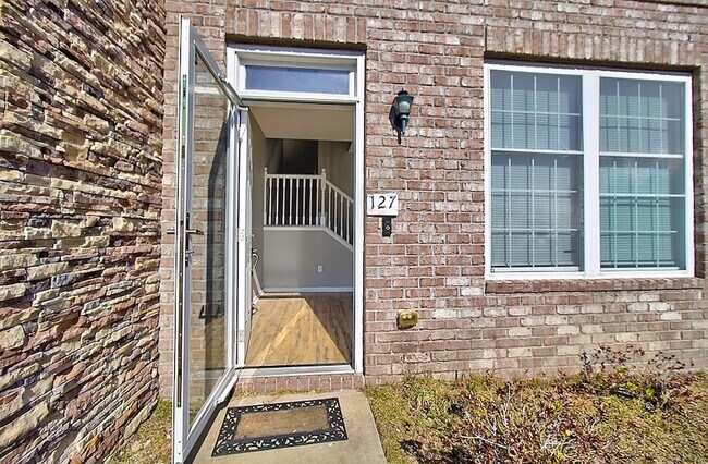 Building Photo - 127 Davila St