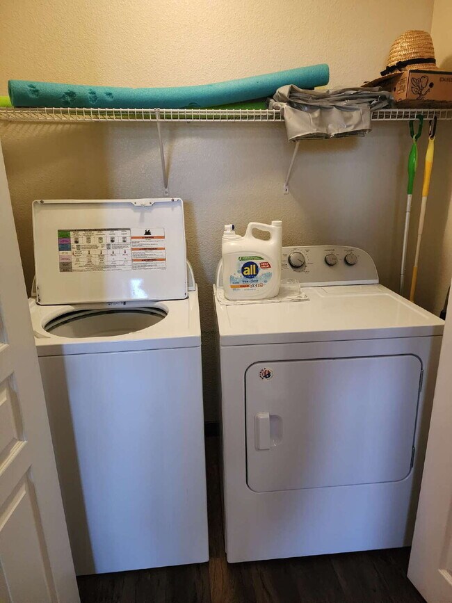 Building Photo - Fully furnished 2 bedroom 2 bathroom unit ...