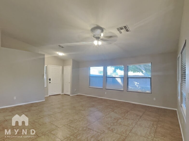 Building Photo - 8956 E Hillview St