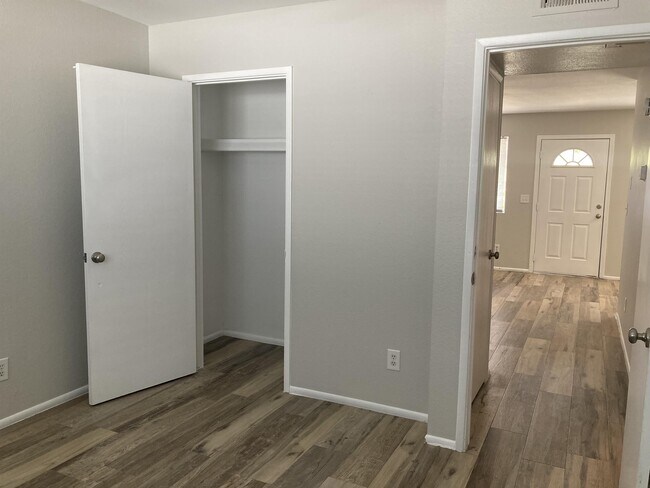 Building Photo - 1010 S Mara Dr
