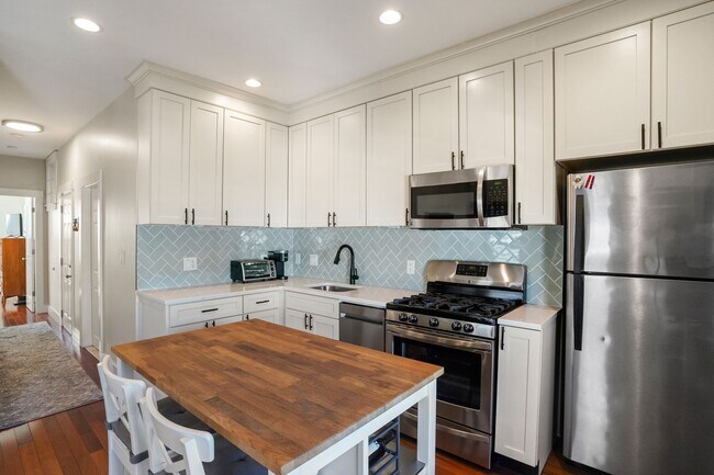 Building Photo - 596 E 2nd St