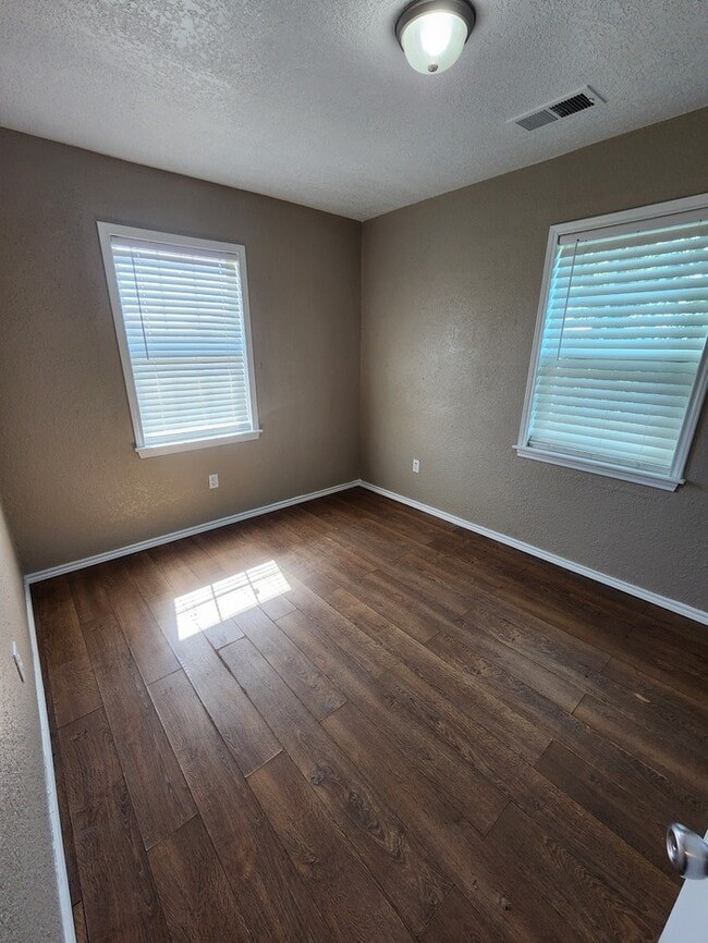 Building Photo - 3 bed 1 bath home with large backyard!